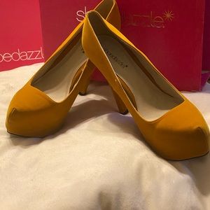 Just sitting in my closet never worn 😍🔥 MUSTARD! Shoe dazzle size 10 🥰 CUTE